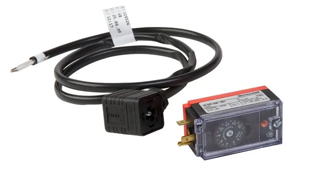 Gasdruckwächter der Marke Remeha mit einem transparenten Gehäuse und einem Kabel mit Stecker. Das Gerät verfügt über einen einstellbaren Mechanismus zur Druckregelung.
